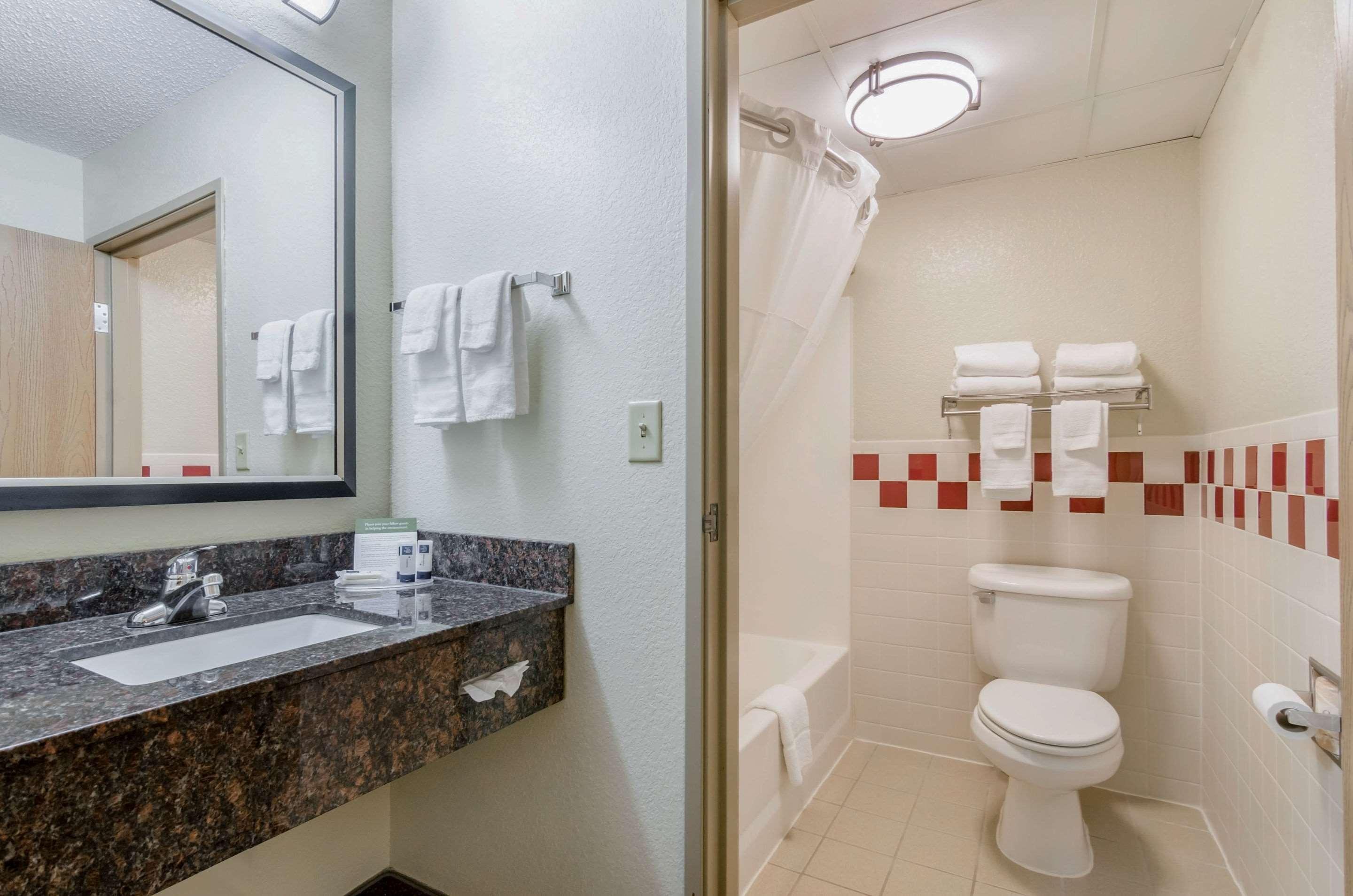 غرفة بسرير كينج، Rodeway Inn Hesston, KS 4/4