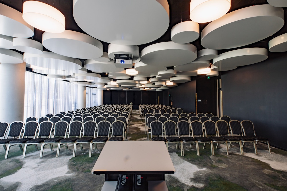 Eatons Hill Hotel 63/71
