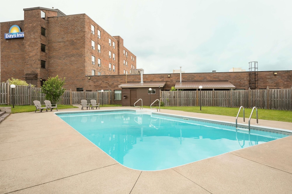 Days Inn by Wyndham Renfrew Conference Centre 11/27