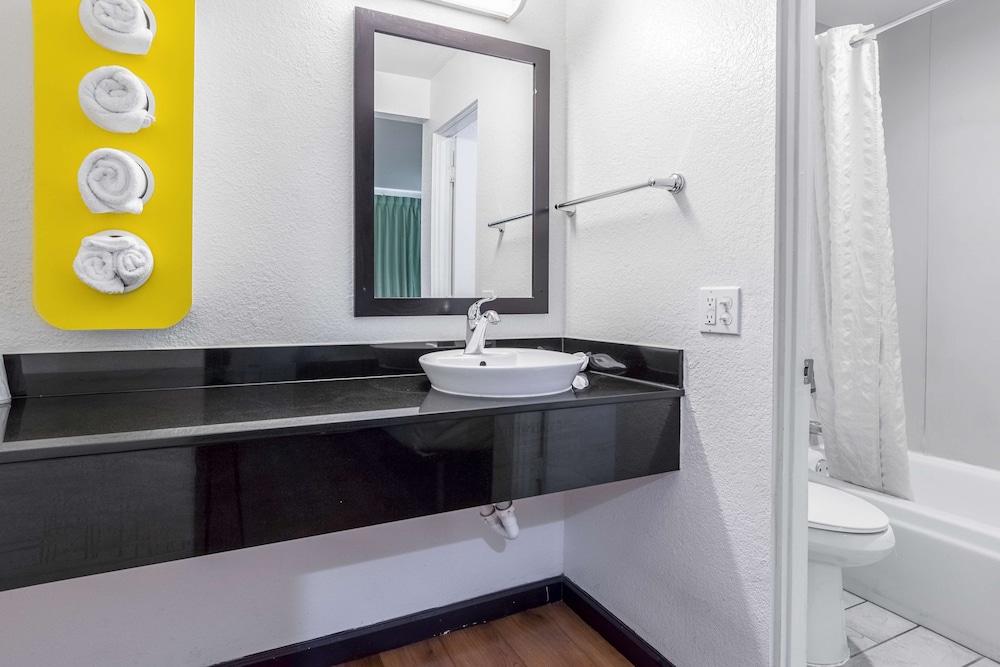 Motel6 Riverside, CA - UCR East 33/57