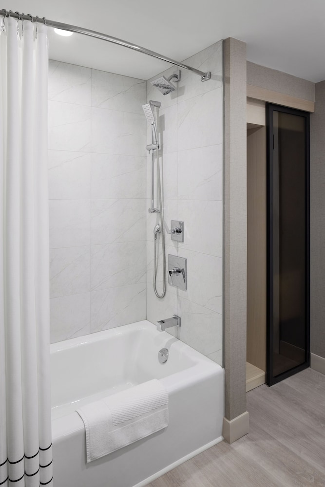 غرفة بسريرين كوين، Toronto Airport Marriott 8/17