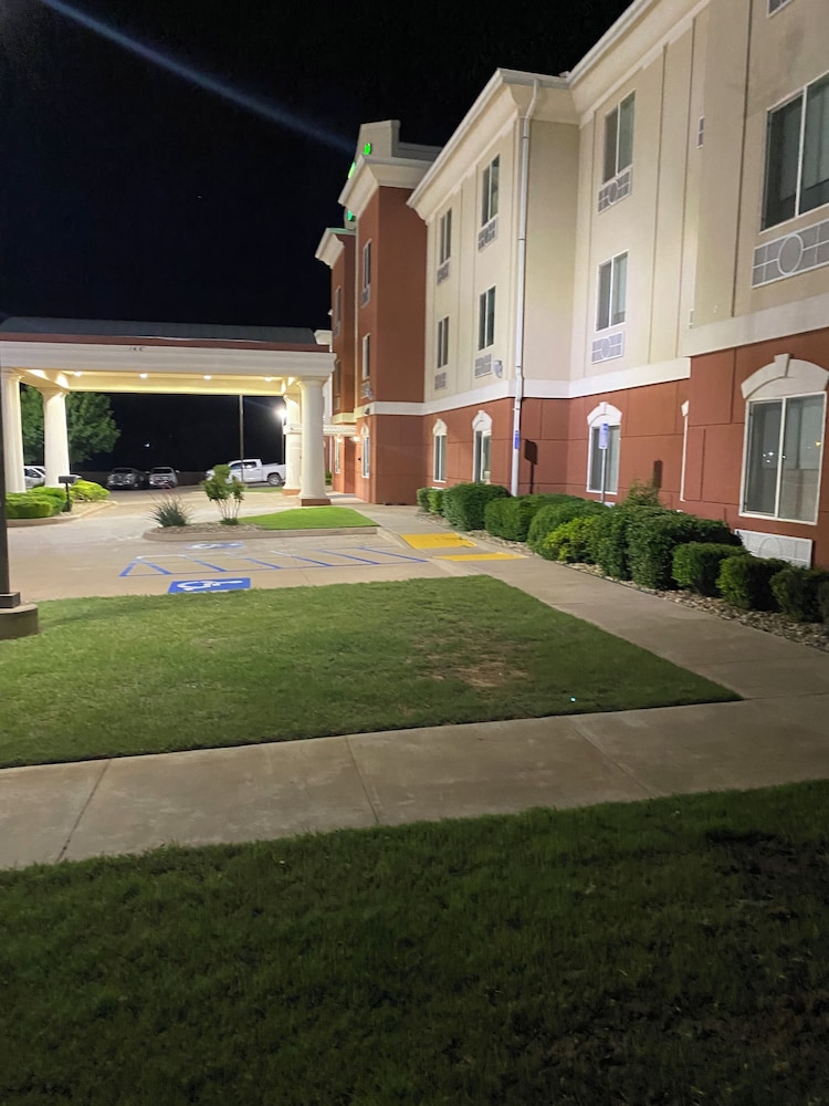 Holiday Inn Express Hotel Suites Snyder 51/54