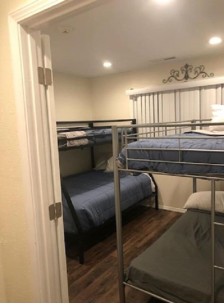 Branson Surrey Inn 26/65