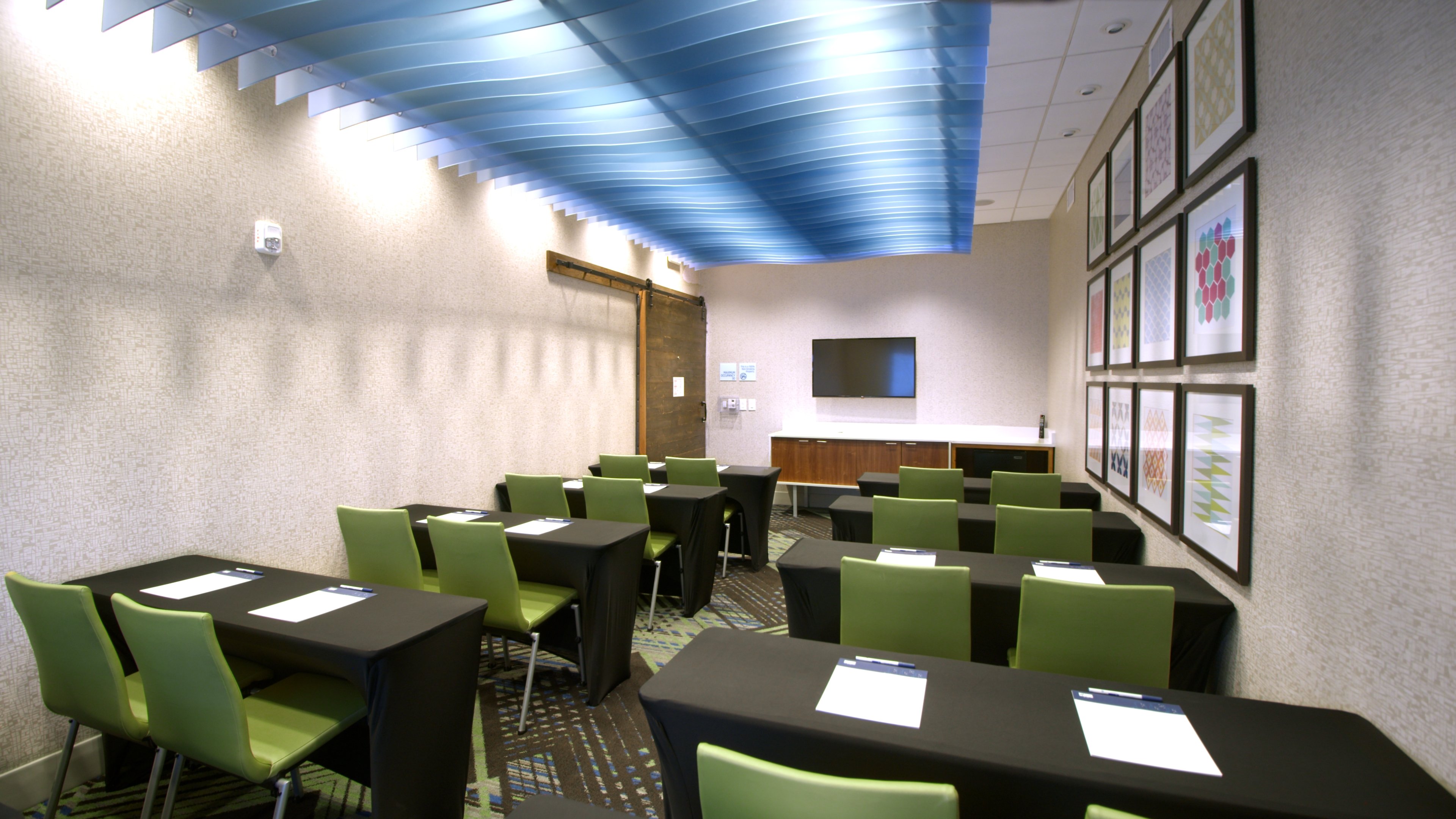 Holiday Inn Express & Suites Franklin - Berry Farms 62/77