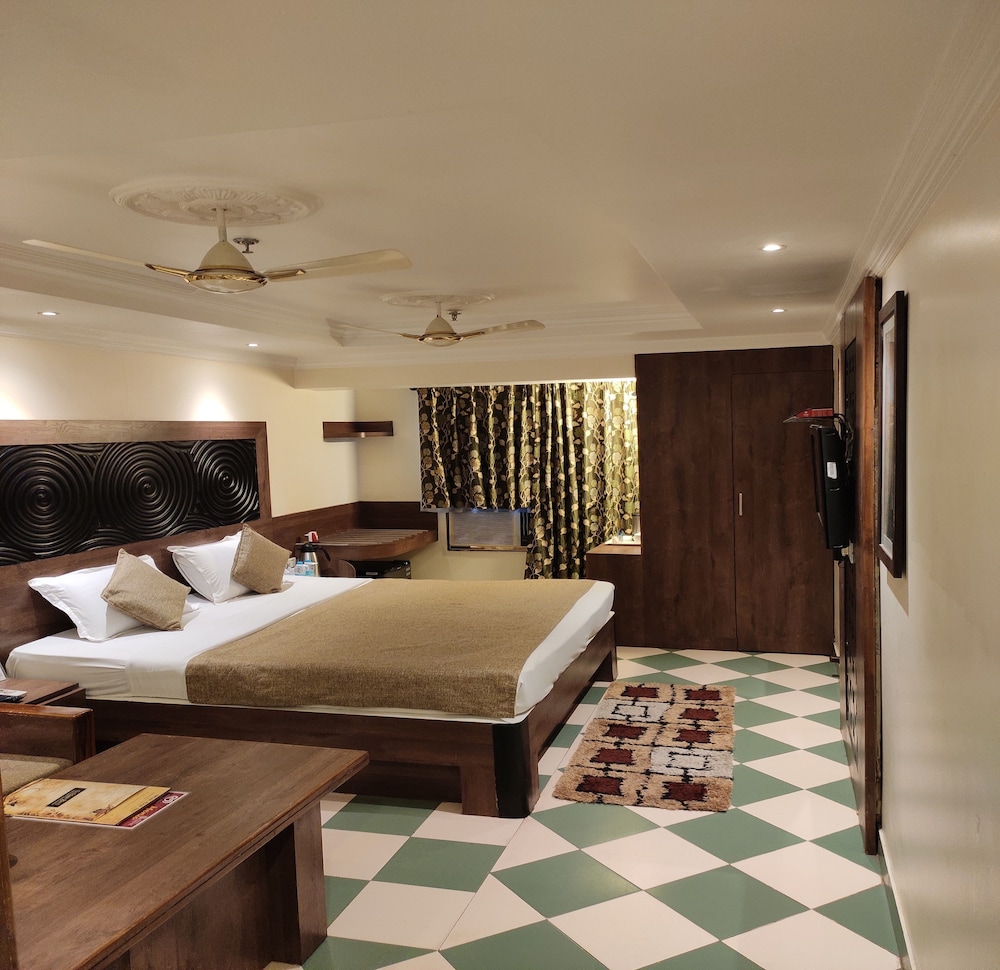 Hotel Pushpak 32/74