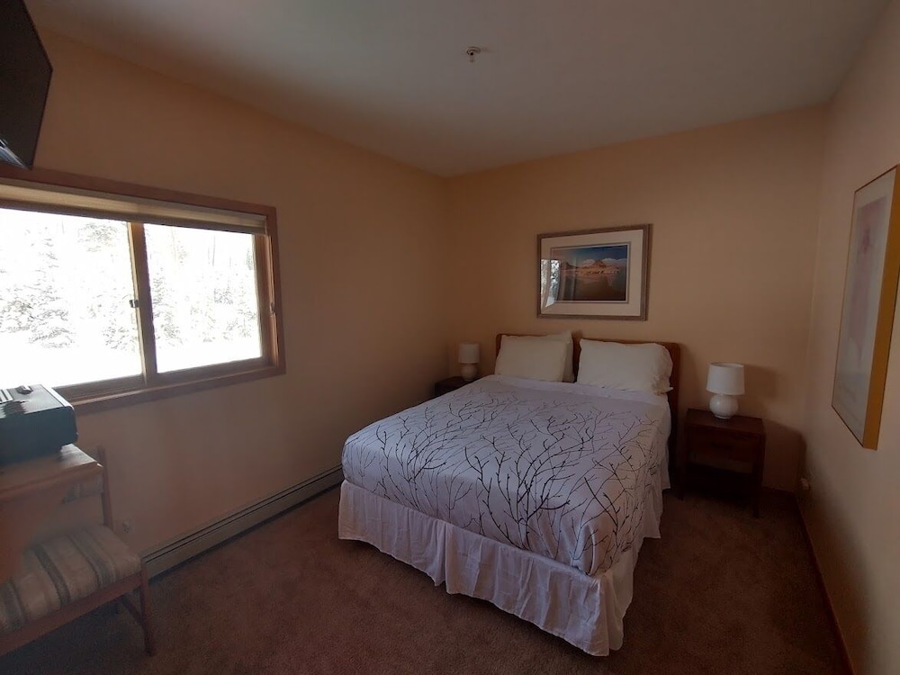 2 Bedrooms, Twin Beds, Queen Bed, Sofa