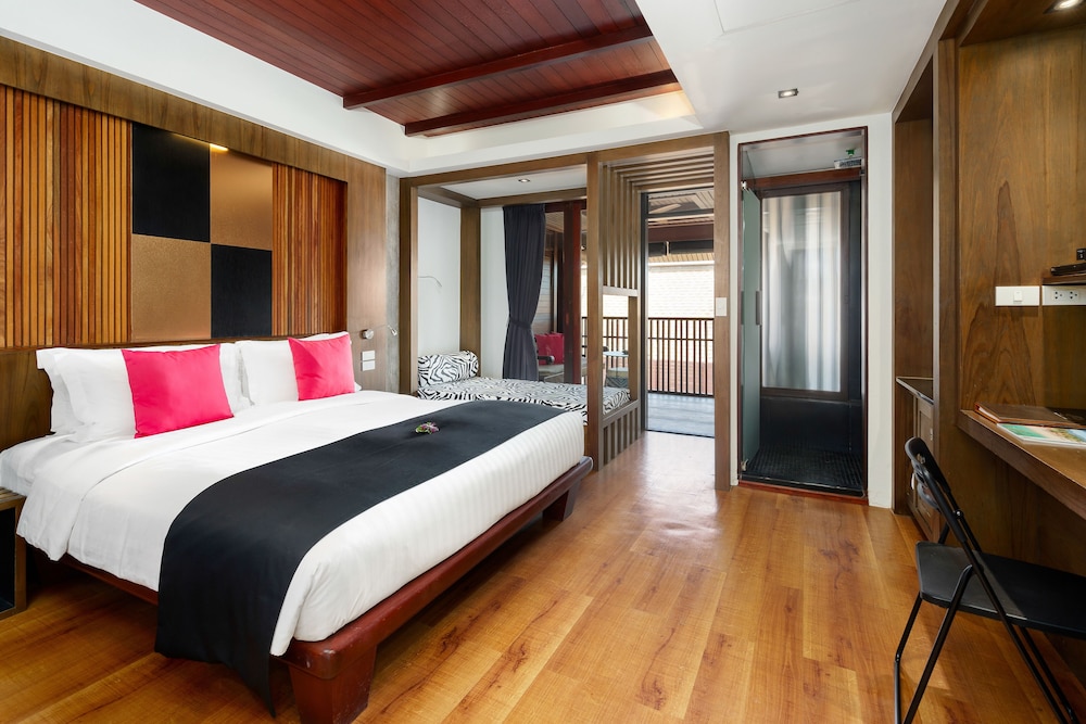 DELUXE BALCONY SUITE