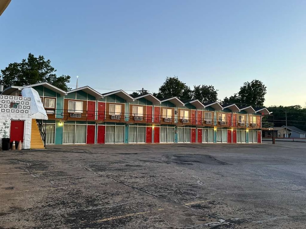 Gray Plaza Motel Benton Rend Lake I-57 in BENTON - IL