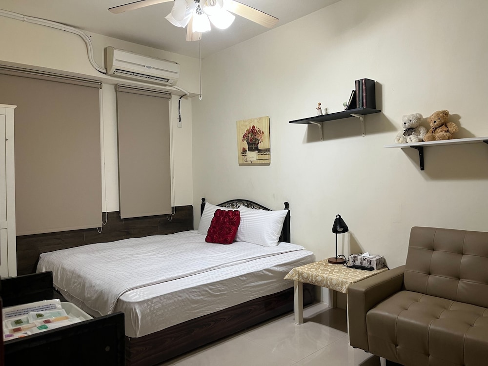 ECONOMY, DOUBLE OR TWIN BED, SHARED BATHROOM