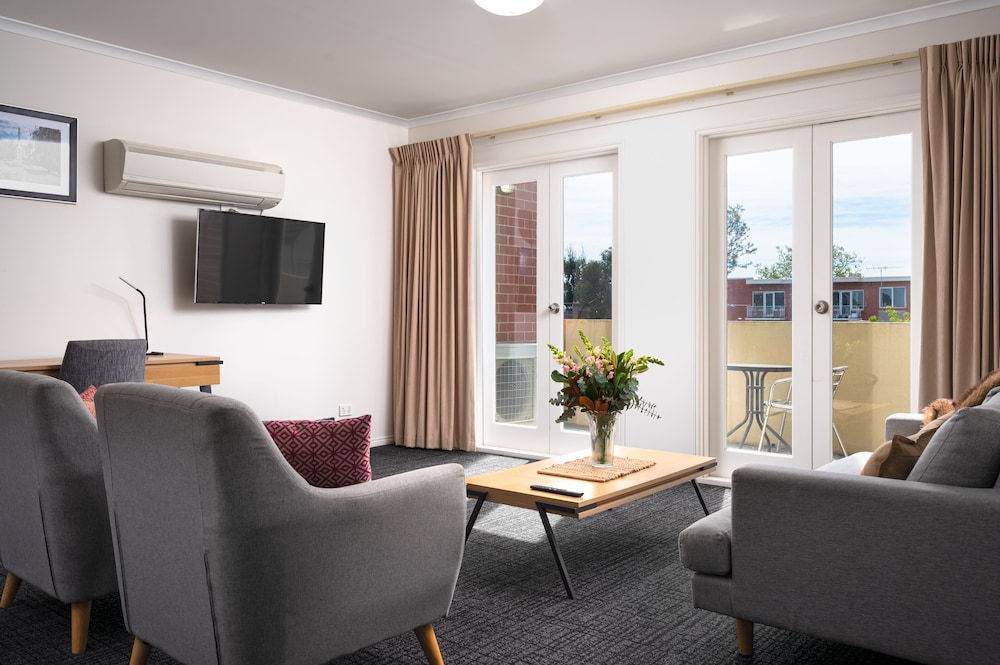 MainStay Suites Kew 34/60