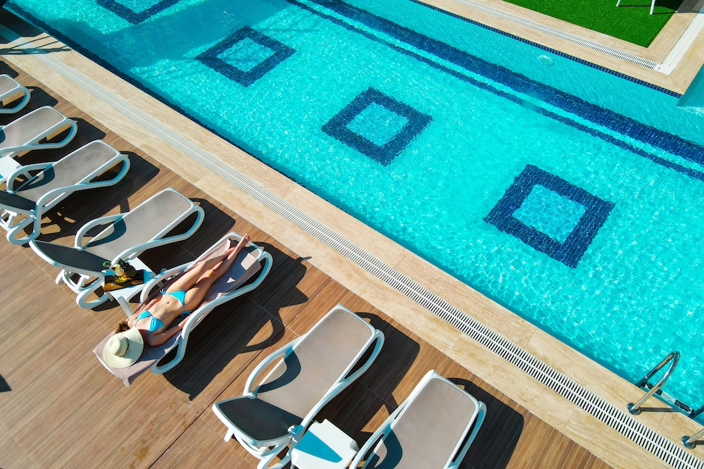 Elysium Deluxe Suites 3/50