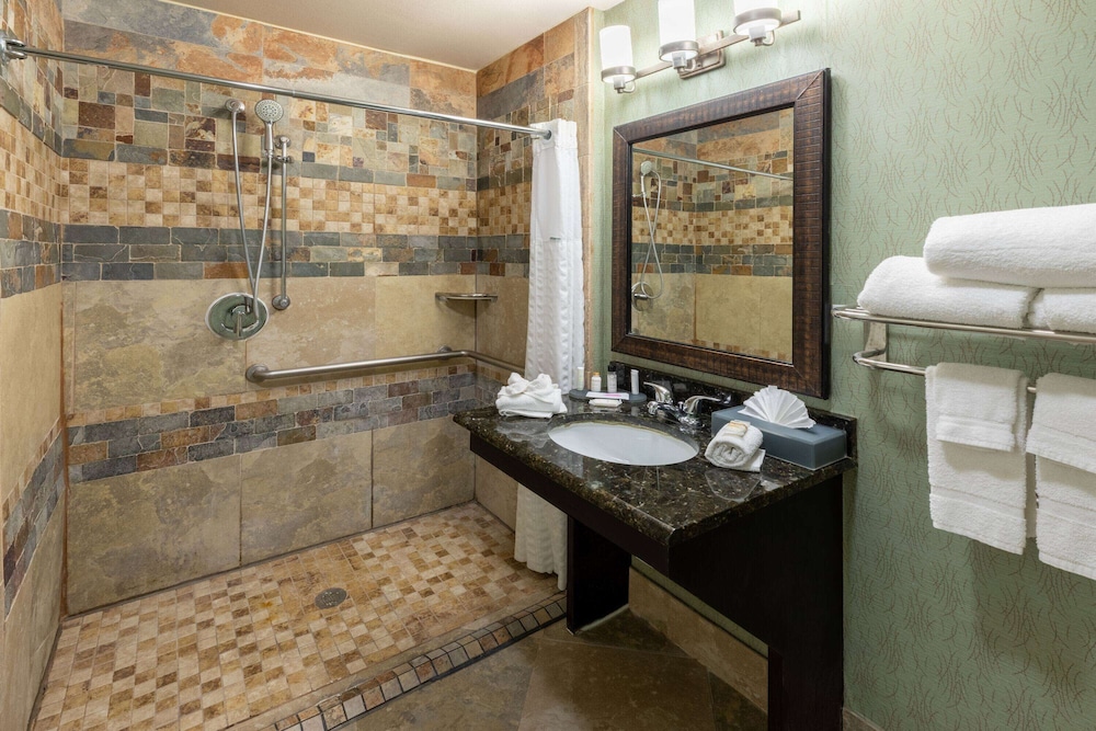 La Quinta Inn & Suites by Wyndham Fort Worth - Lake Worth 50/50