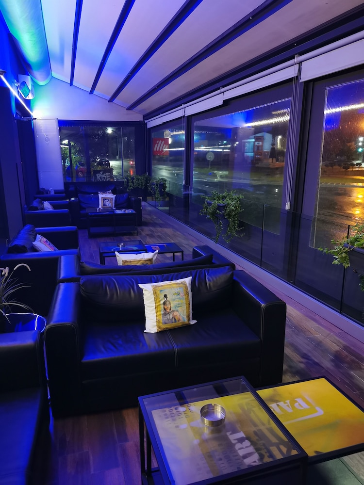 Rise Street Art Hotel 56/63