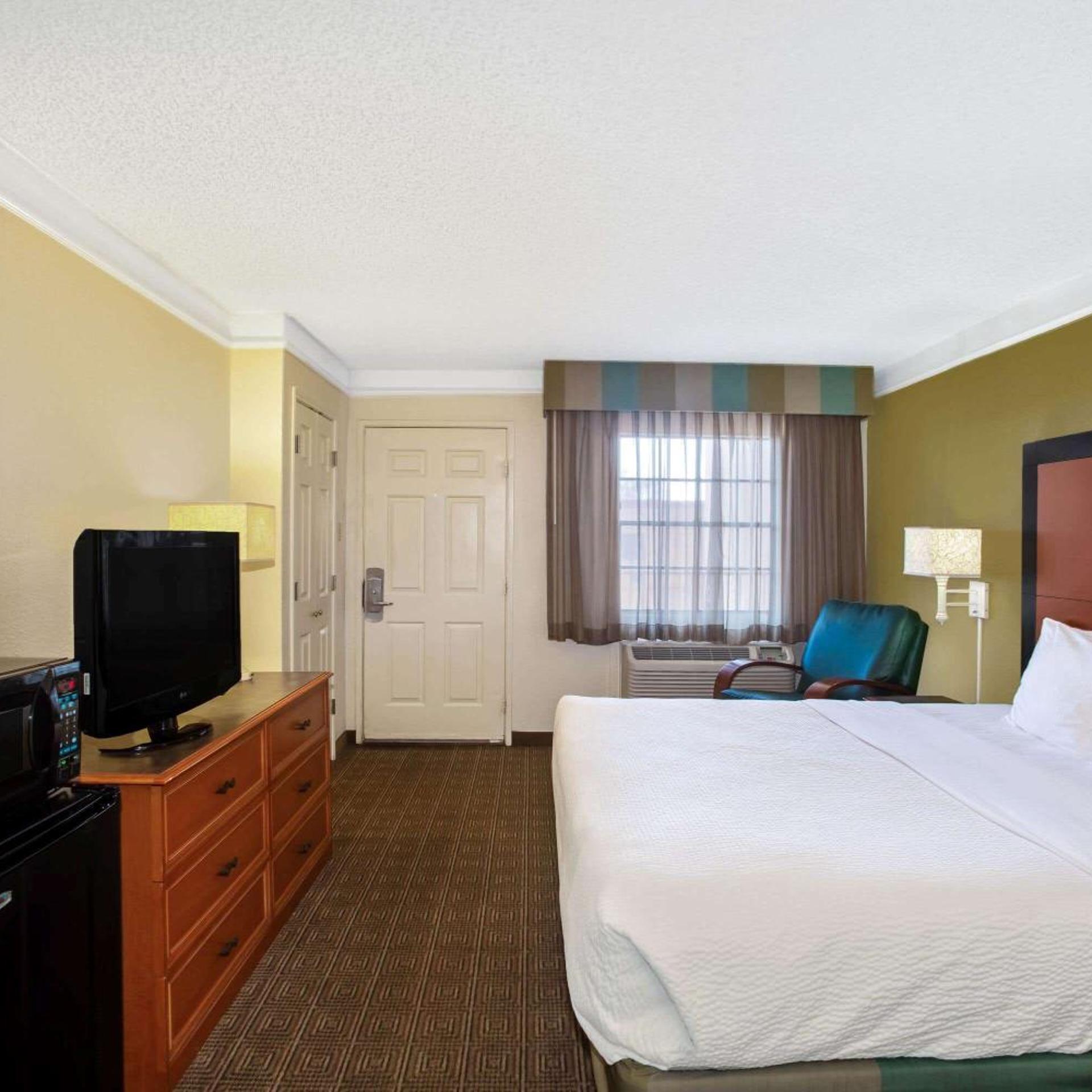 Deluxe, King Bed, La Quinta Inn by Wyndham Killeen - Fort Hood 5/8