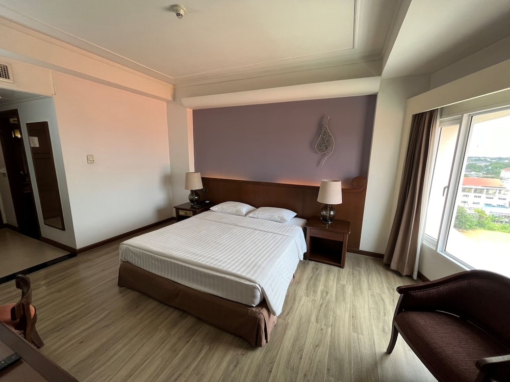 ROOM, DOUBLE BED, CITY OR RIVER VIEW