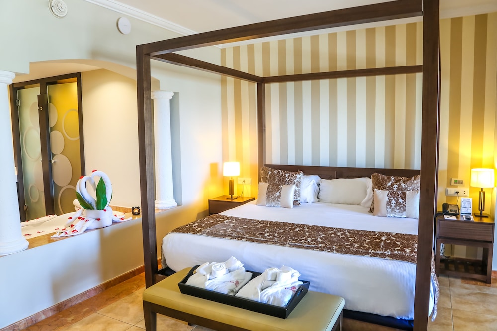 Club, Junior Suite, King Bed, Ocean Front, Outdoor Jetted Tub