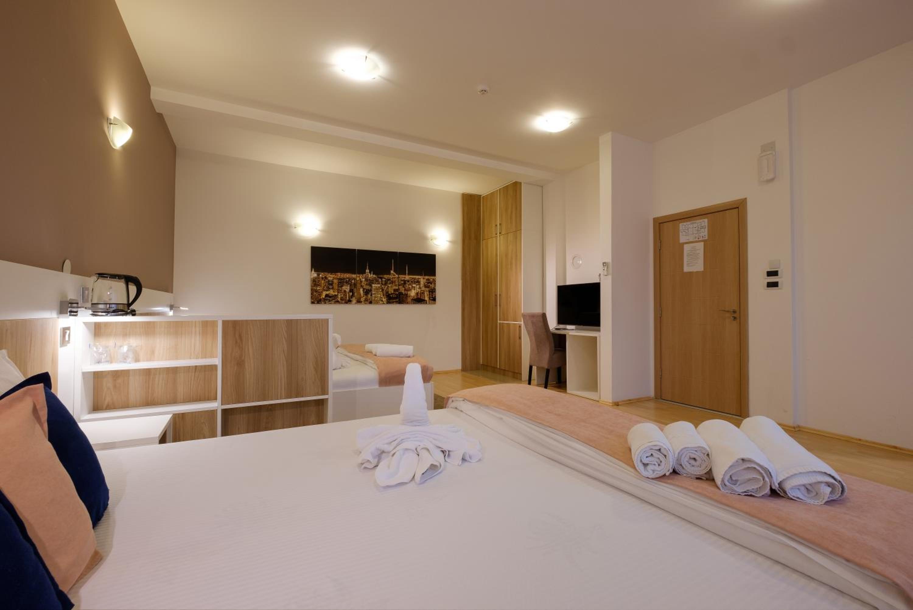 غرفة عائلية بشرفة، Airport Garni Hotel Belgrade 4/9