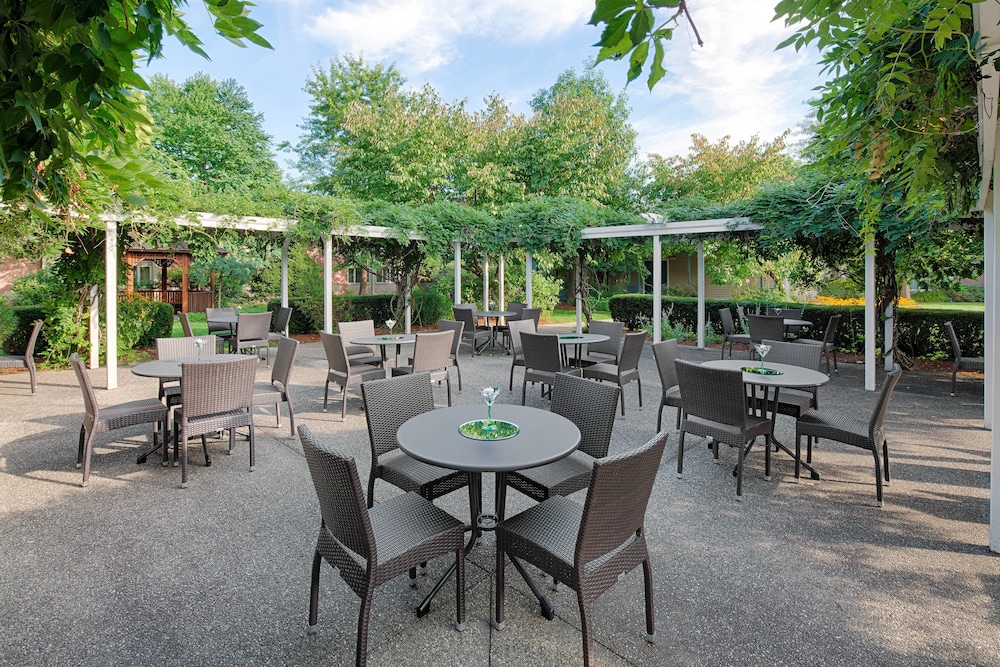 Delta Hotels by Marriott Burlington 28/42