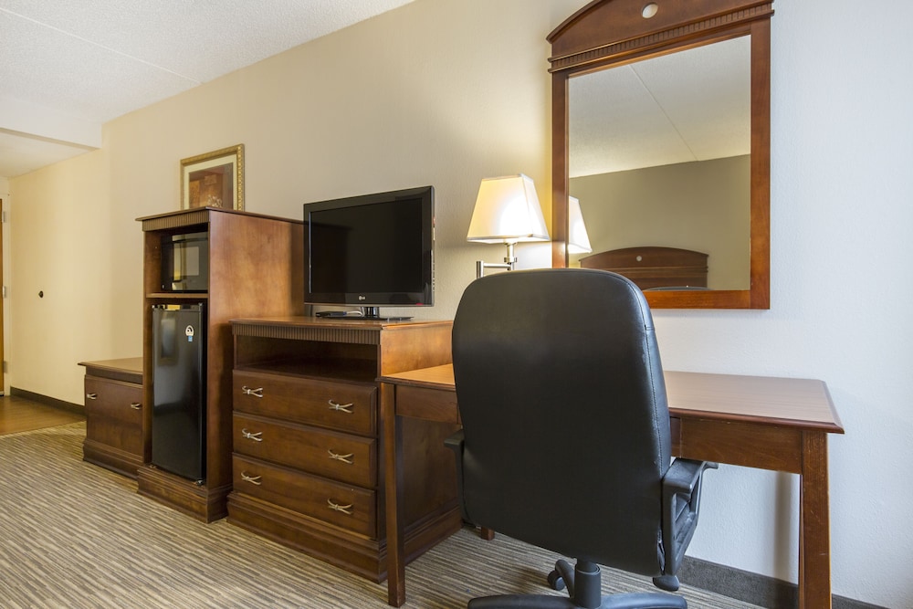Greenstay Hotel and Suites 52/69