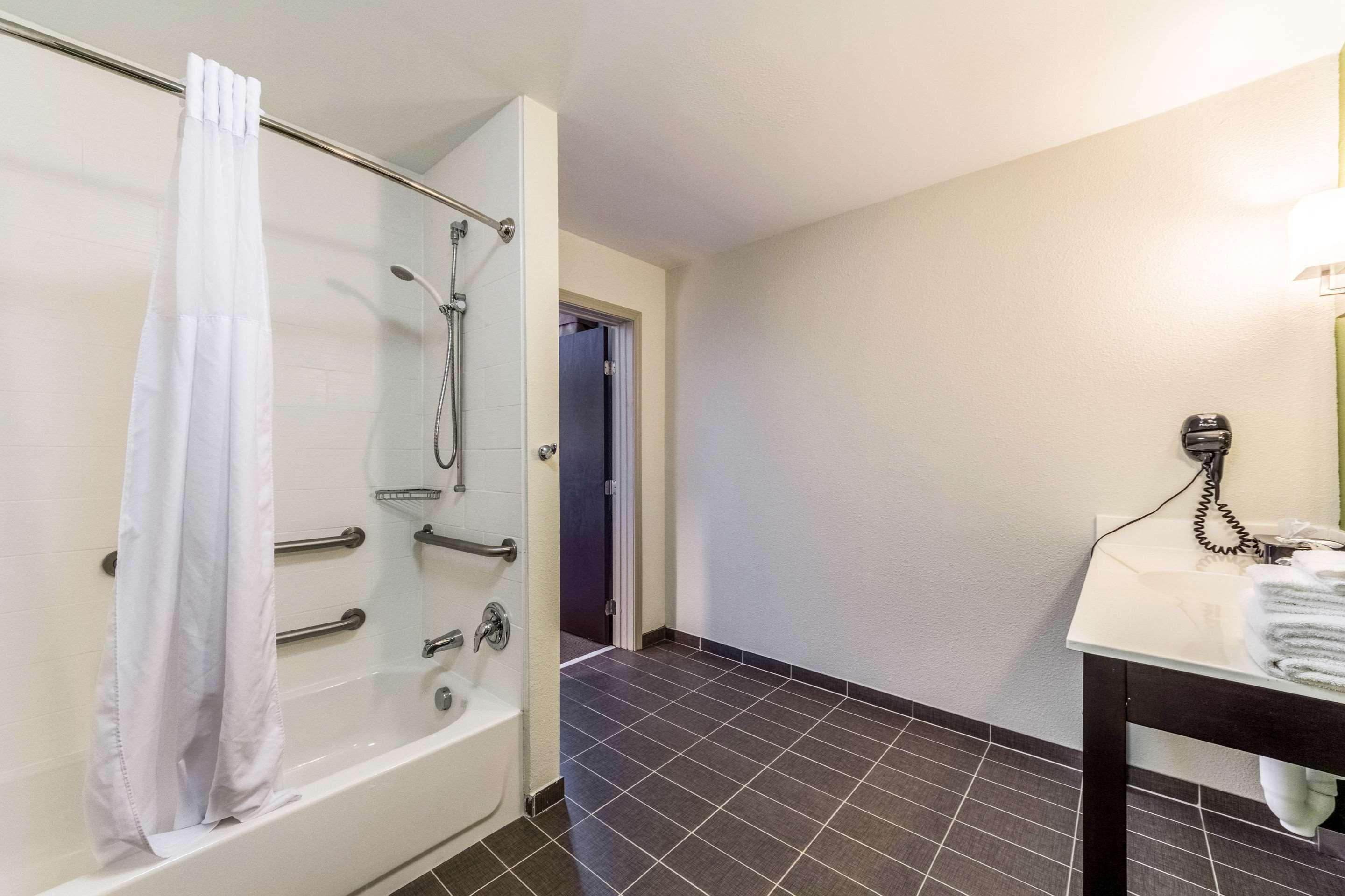 جناح بسرير كينج لذوي الإعاقة، Sleep Inn & Suites Jourdanton - Pleasanton 3/3