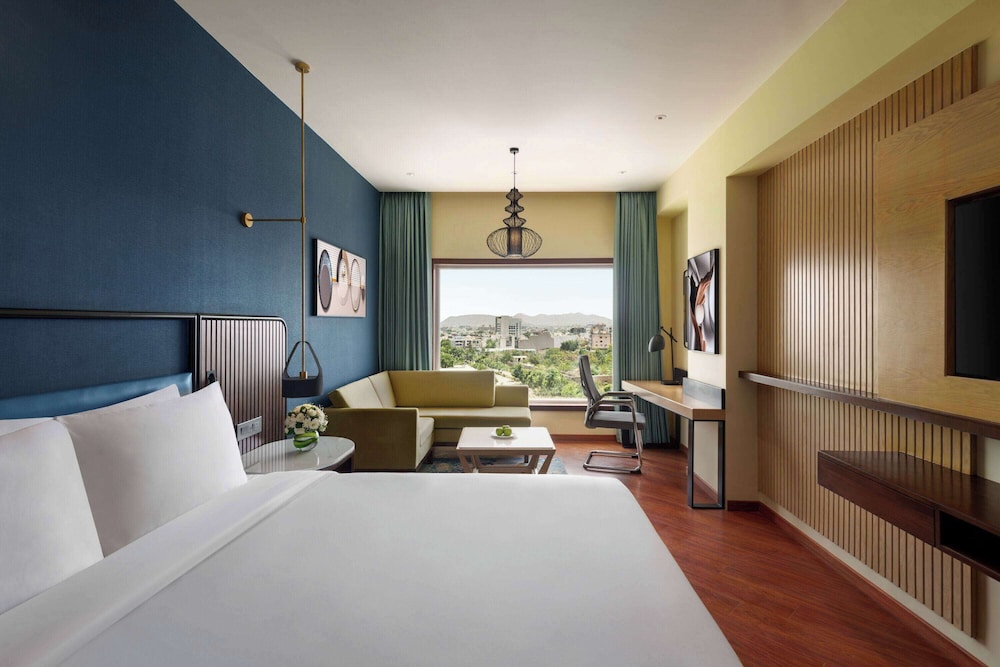 DELUXE, KING BED