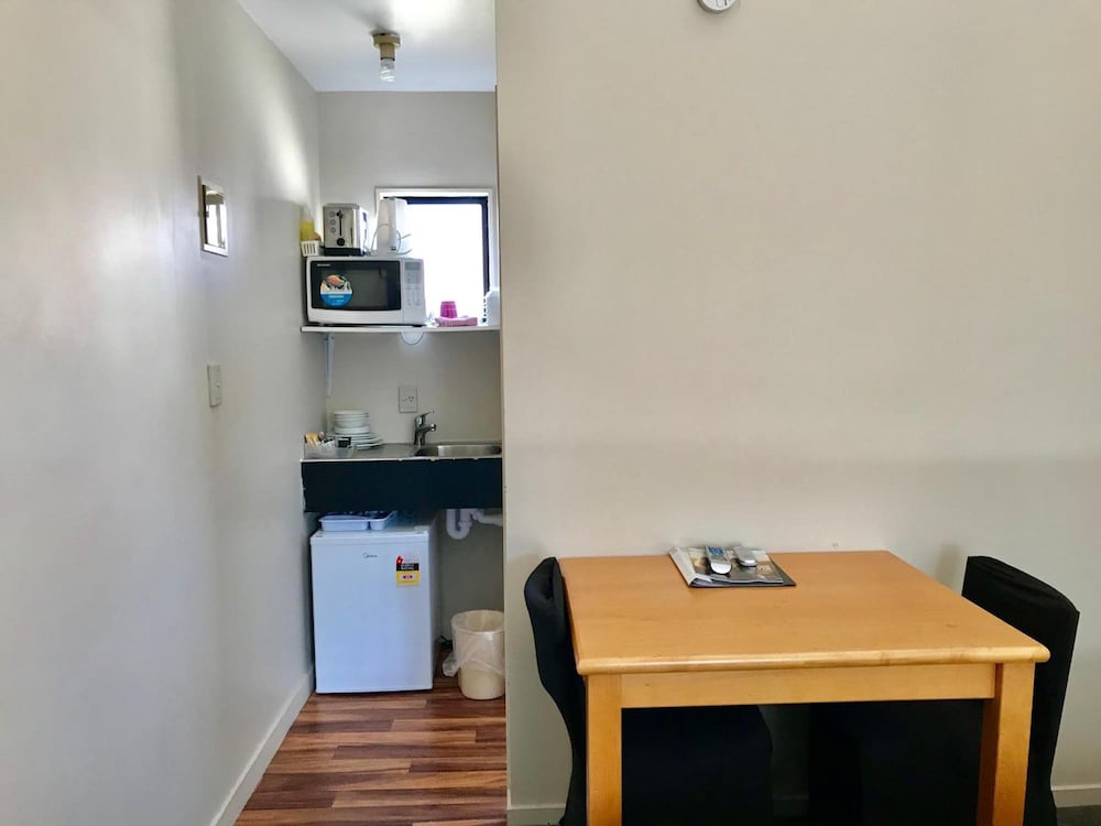 RAYLAND EPSOM MOTEL 23/36