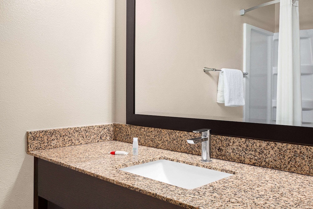 Super 8 by Wyndham Lenexa Overland Park/Mall Area 24/70