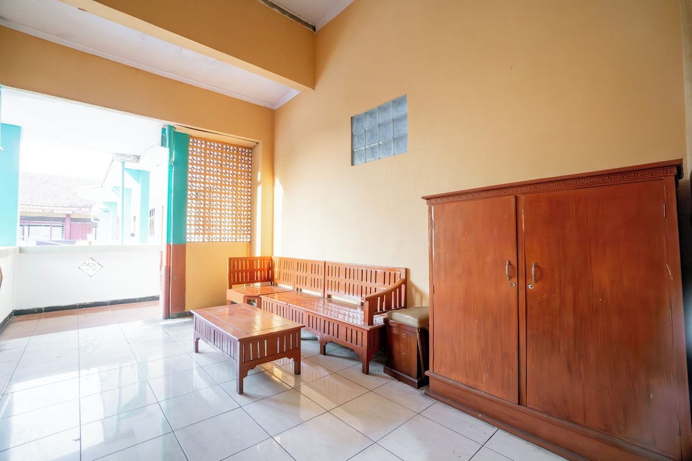 Hotel O Central Madiun Near Stasiun Kota Madiun 10/36
