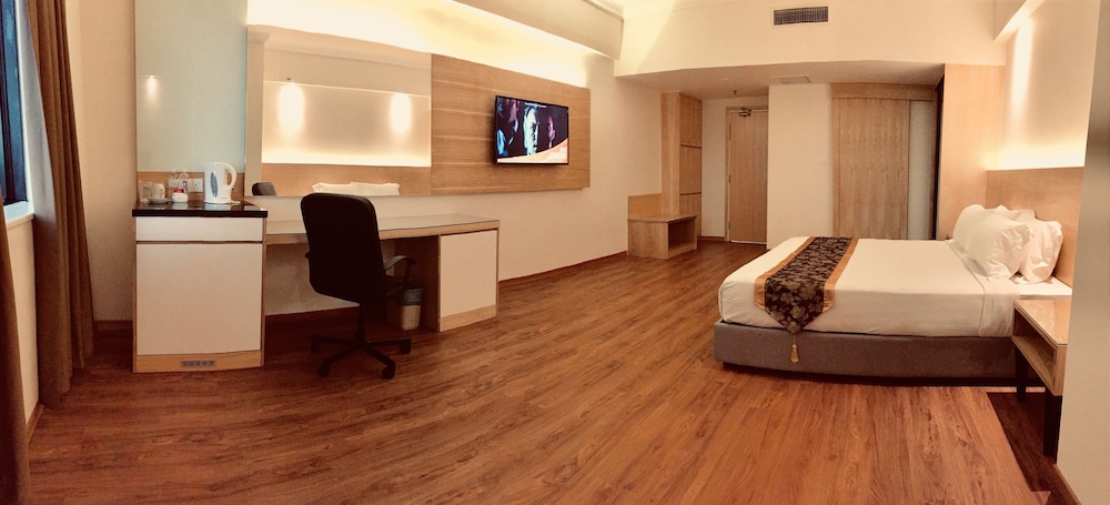 CRYSTAL CROWN HOTEL 30/62