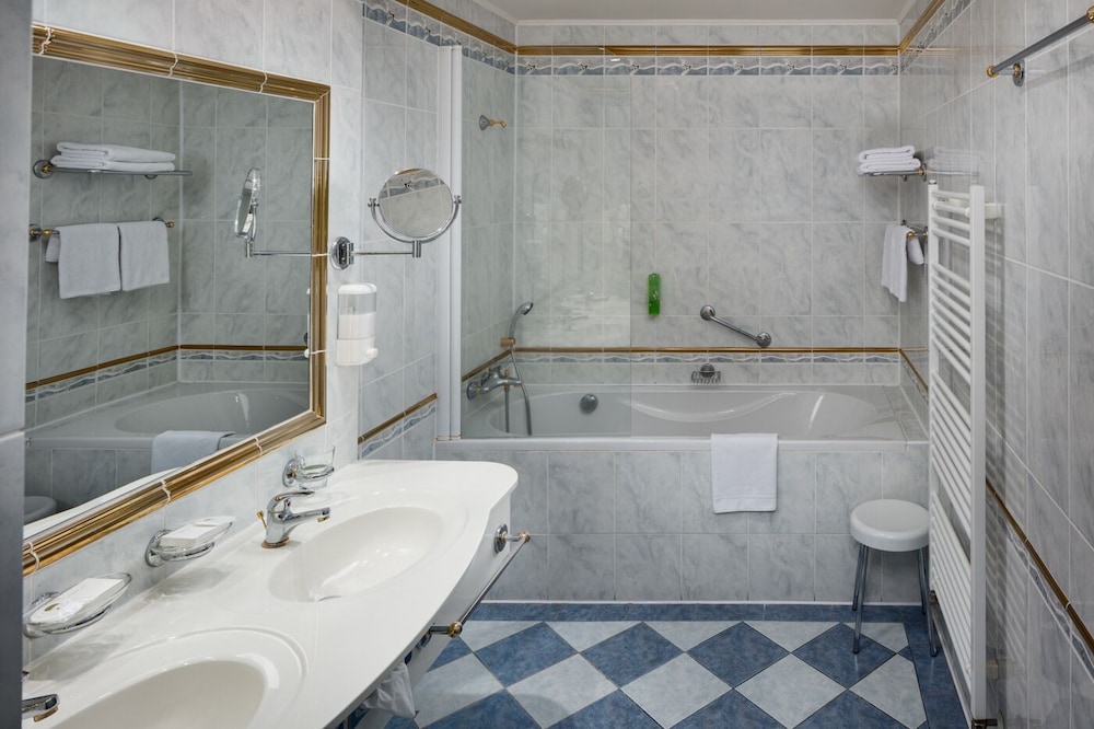 Pacific Ensana Health Spa Hotel 38/42