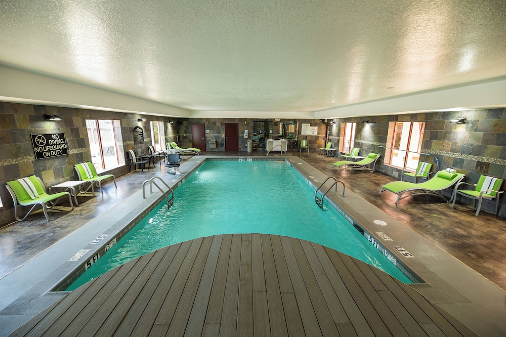 Holiday Inn Express Hotel & Suites Clinton 35/48