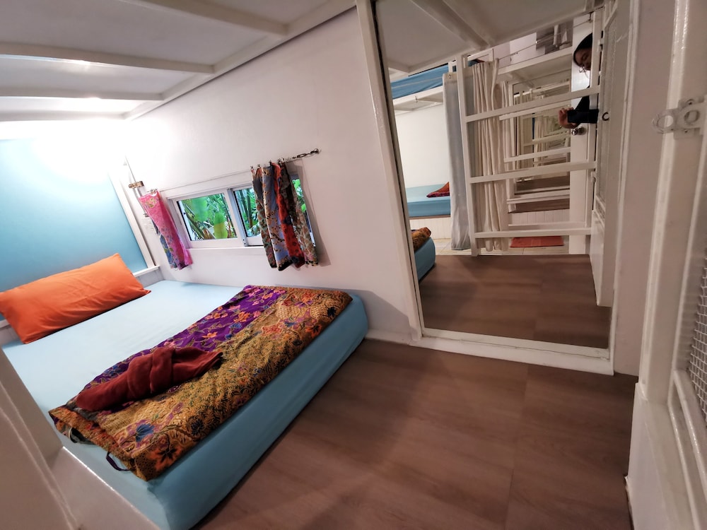 FEMALE DORM, FEMALE ONLY
