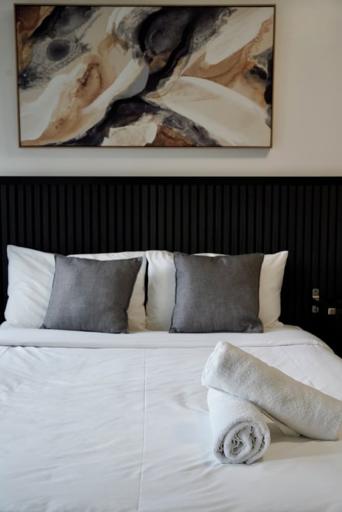 Motel, Queen Bed