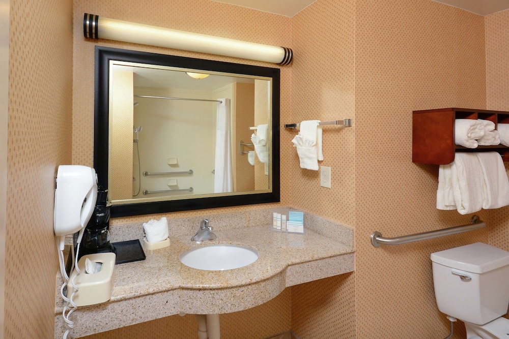 Hampton Inn & Suites Huntersville 18/37