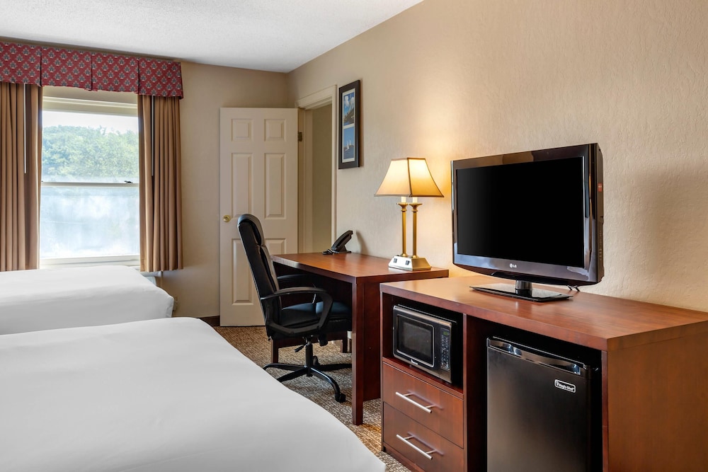 MainStay Suites Foxboro - Mansfield 33/37