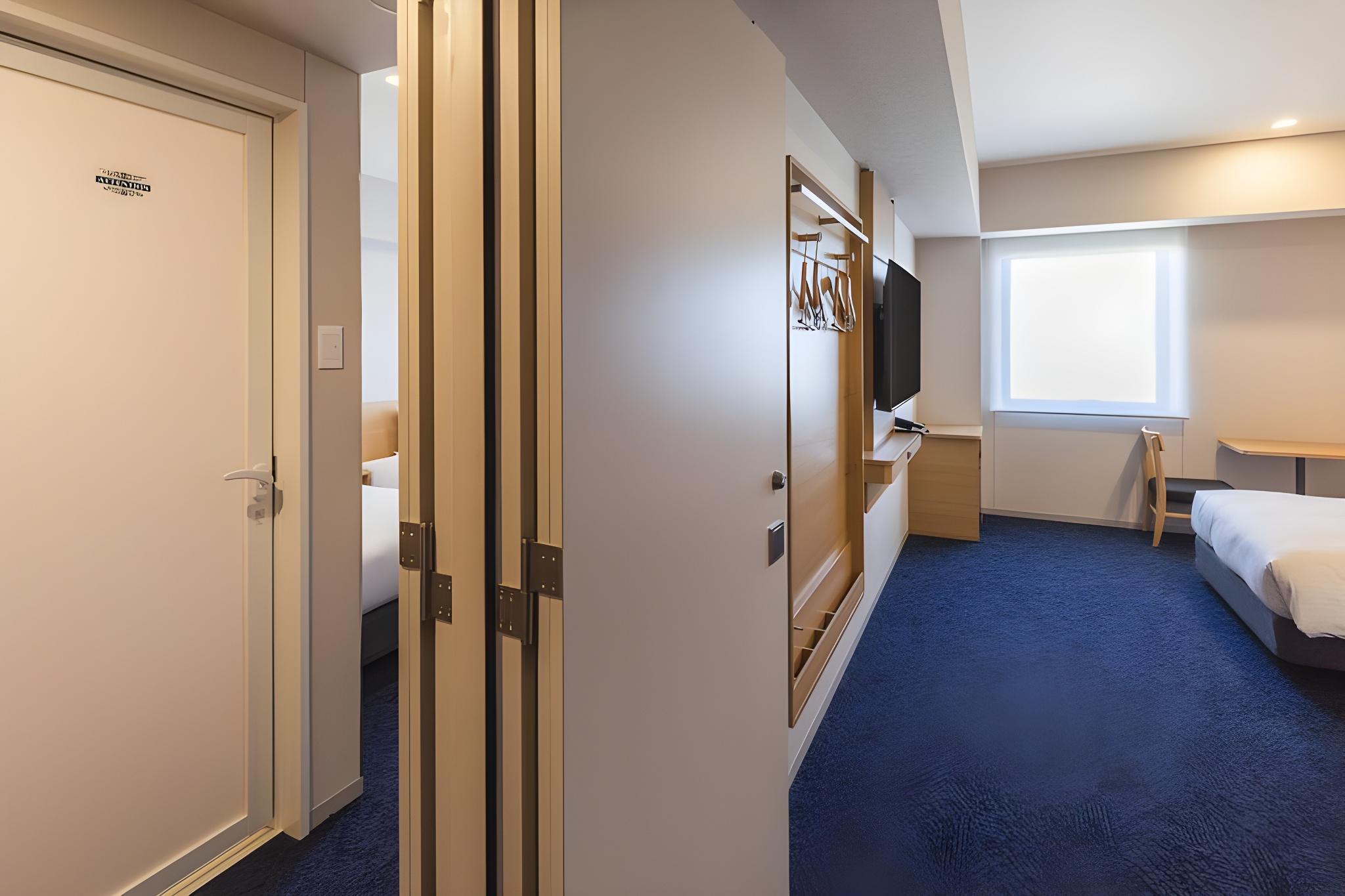 Connecting, Twin Beds, King Bed