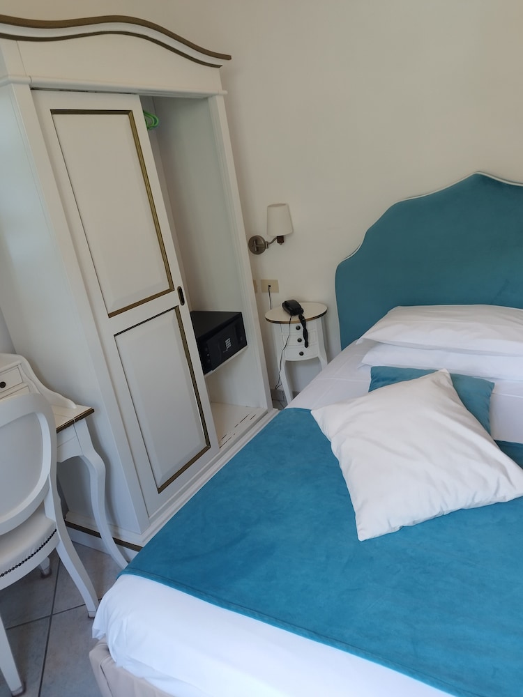 ROOM, SINGLE