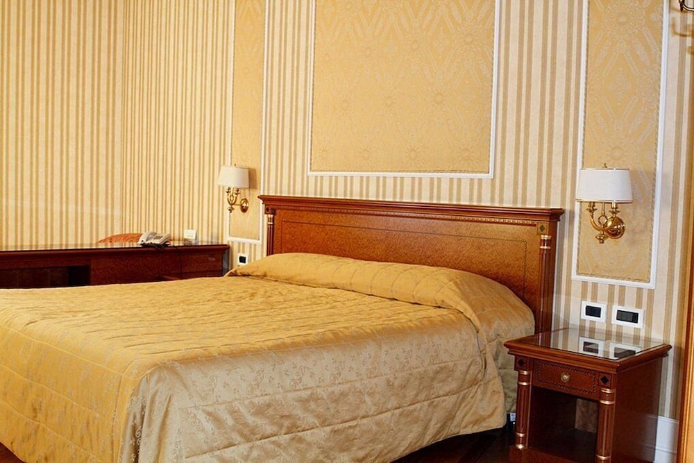 The Major Hotel 23/64