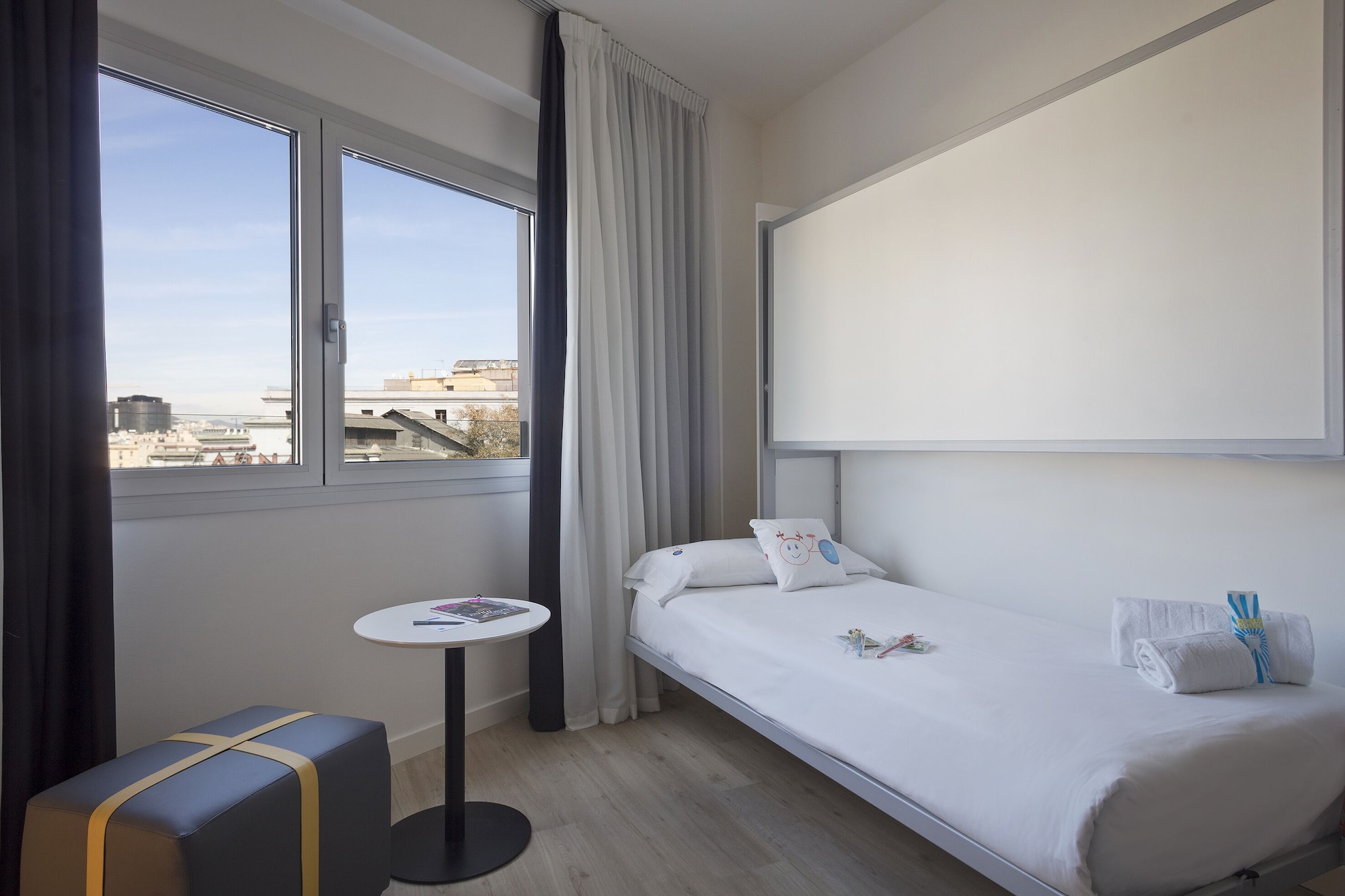 Connecting, Town House, Studio, King and Twin Beds, City View 2/5