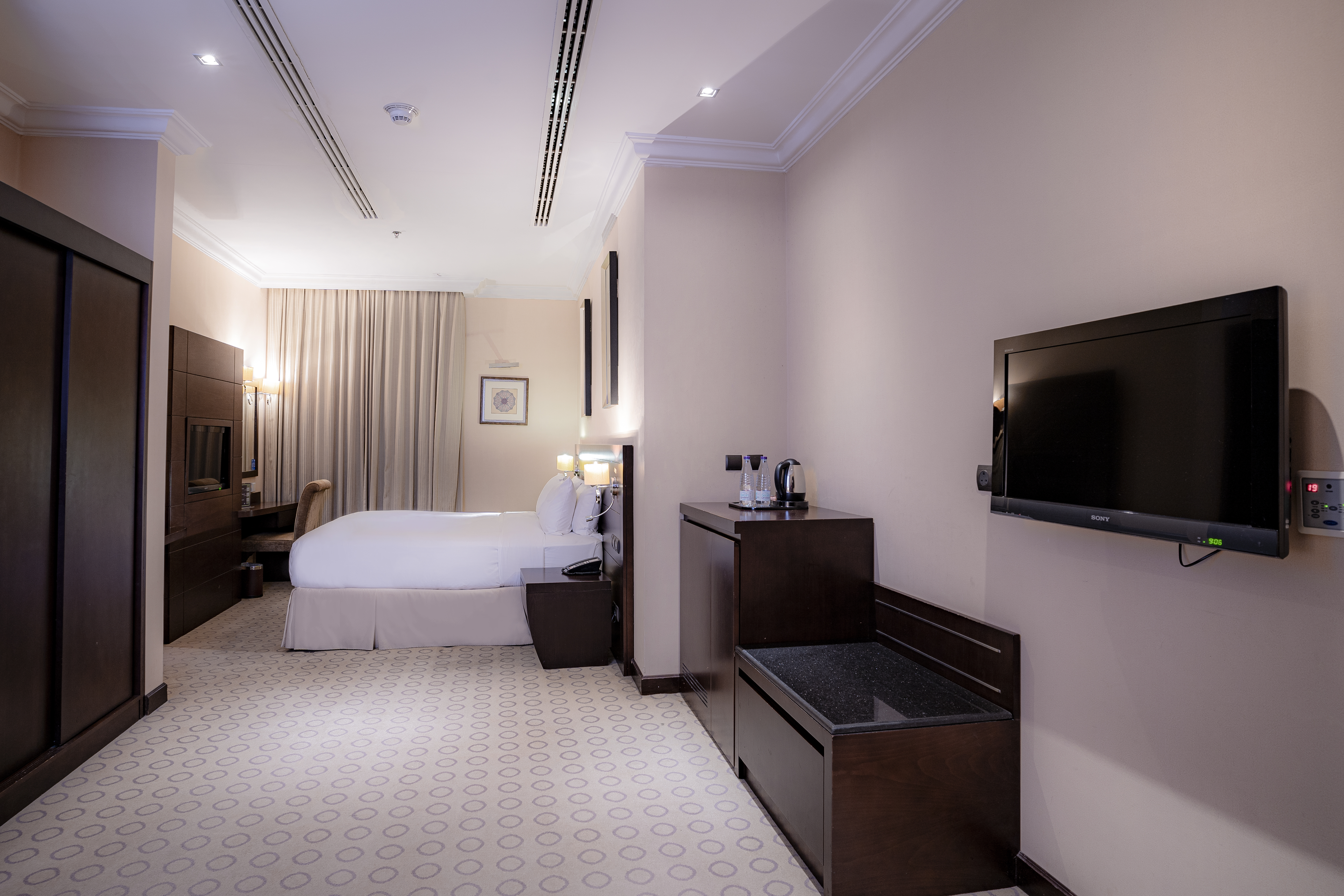 SUPERIOR, KING BED