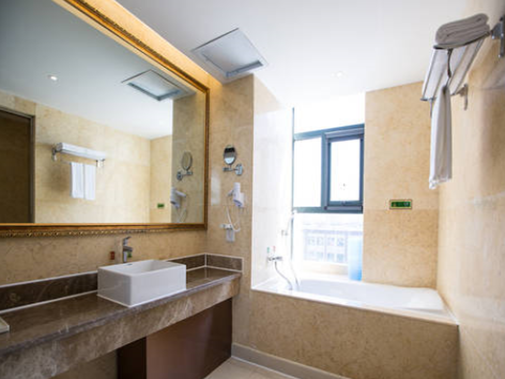 Vienna International Hotel (Zhumadian Huayuan Xuefu) 35/37