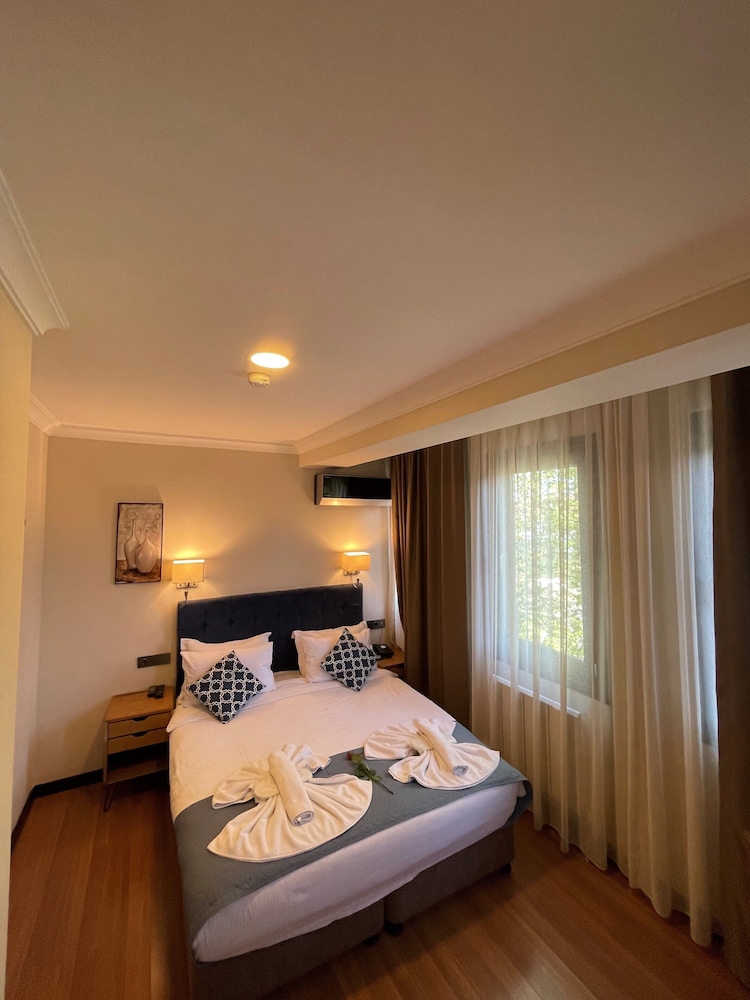 Junior, Queen Bed, Sea View