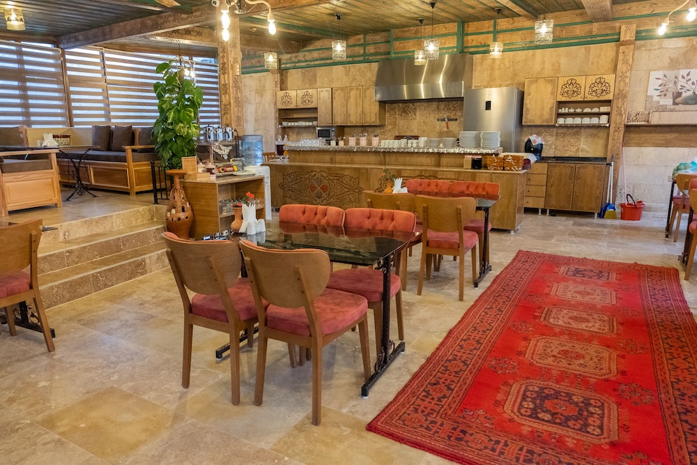 Grand Elite Cave Suites 36/50