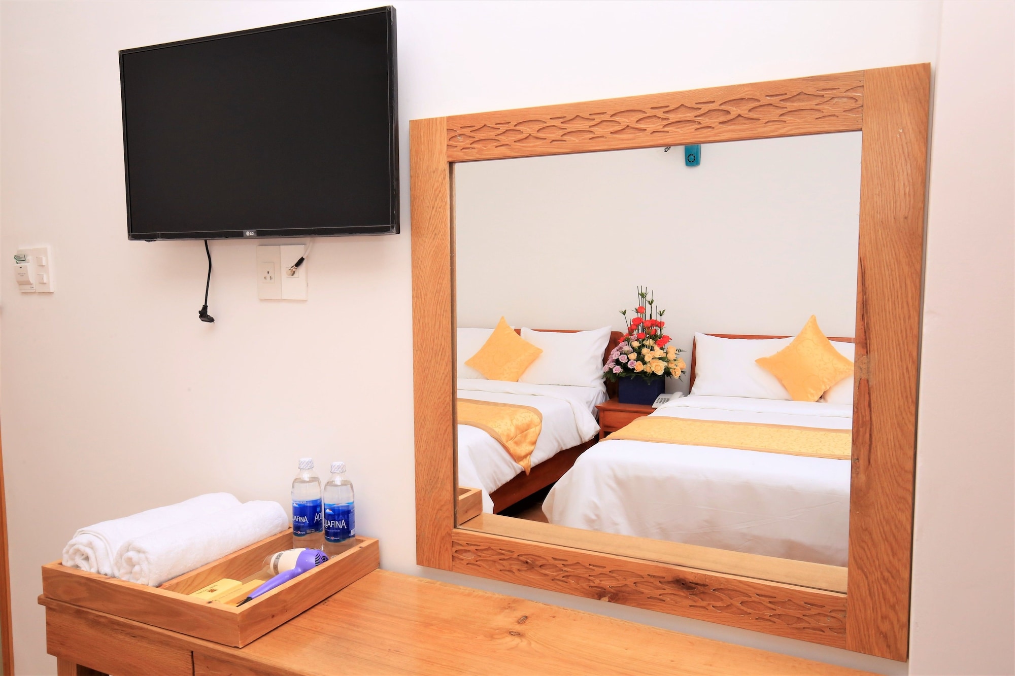 ROOM, QUADRUPLE, NO WINDOW