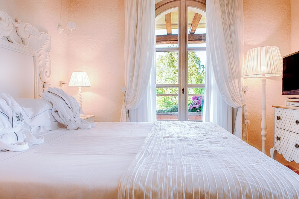 Superior, Queen Bed, Garden Area