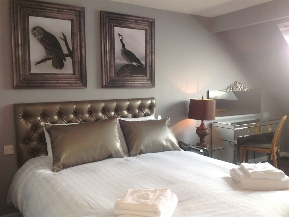 ROOM, DOUBLE BED