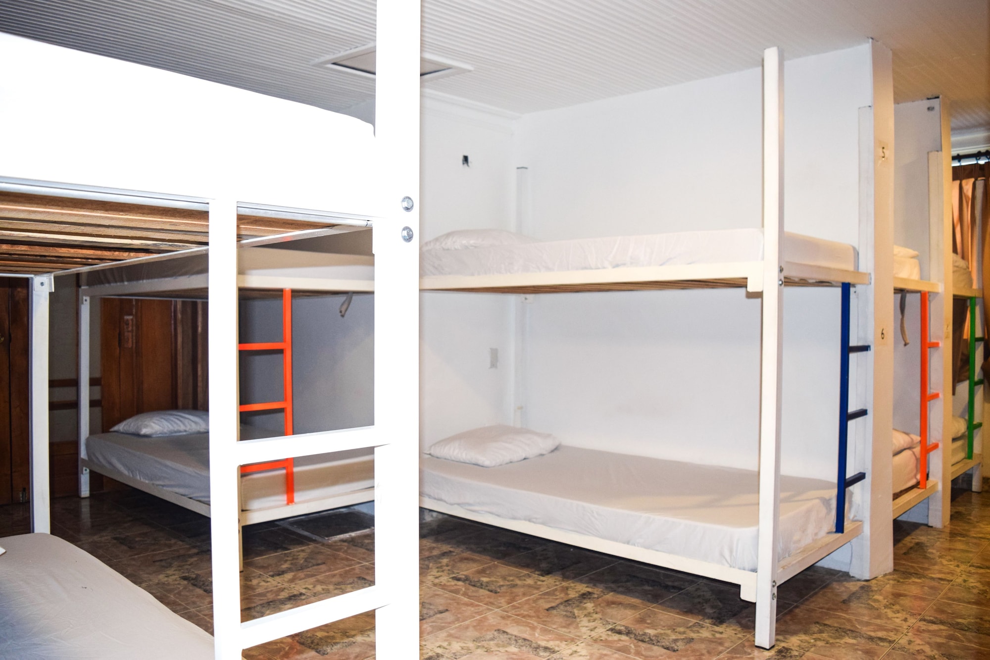 MIXED DORM, SHARED BATHROOM