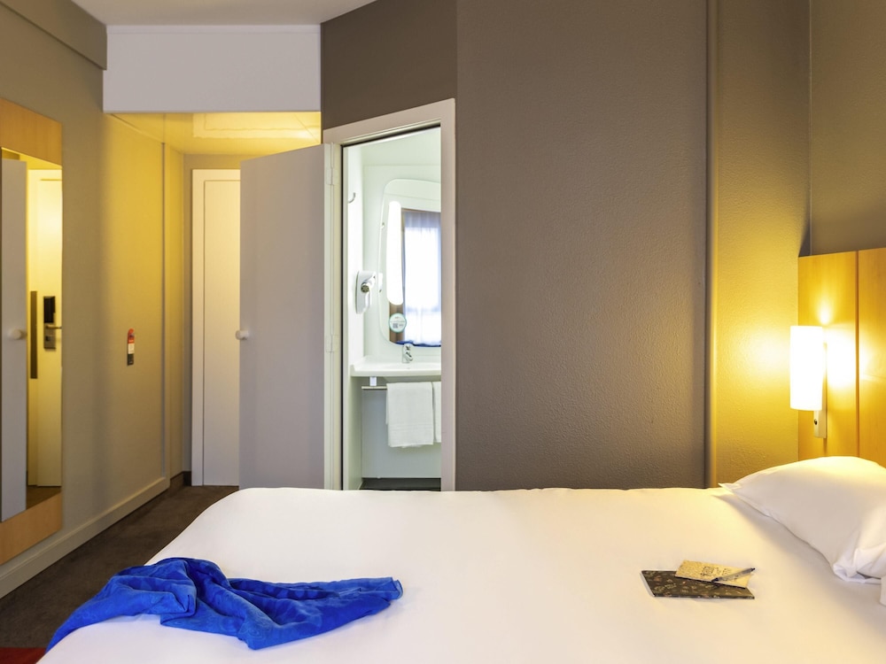 ROOM, DOUBLE BED
