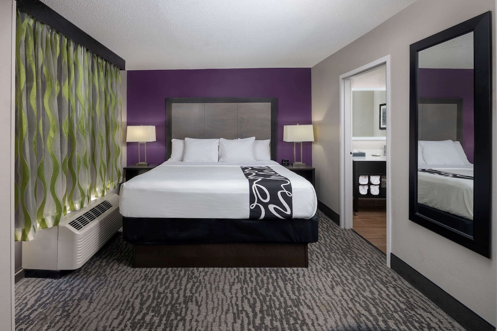 La Quinta Inn and Suites by Wyndham Kennesaw 12/46