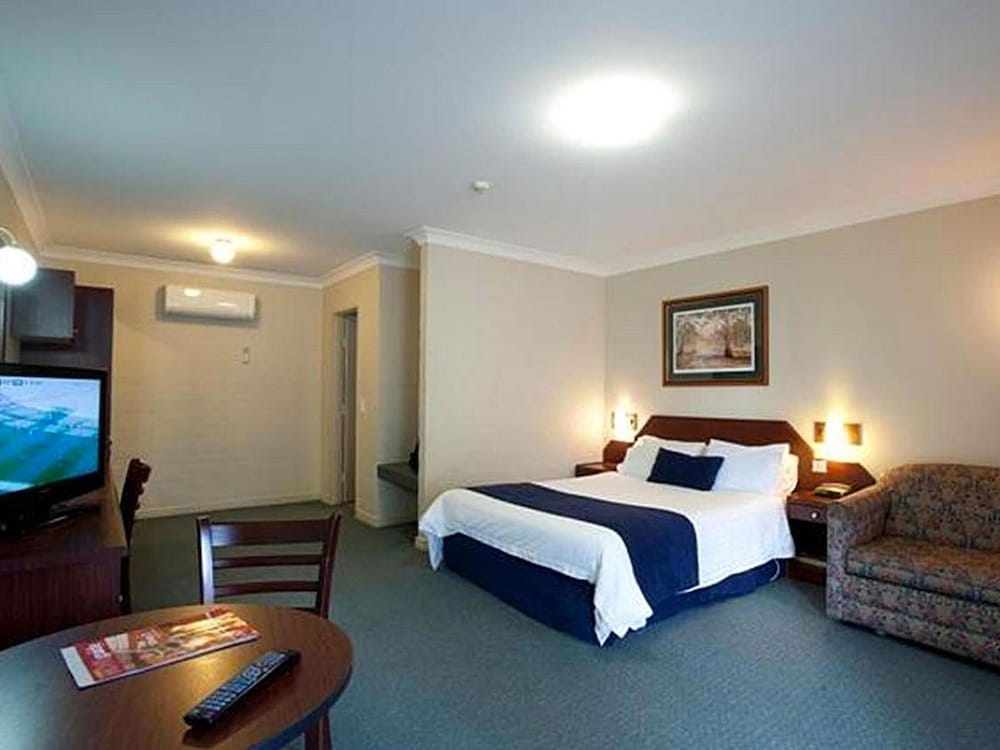 TOWN SQUARE MOTEL 15/37